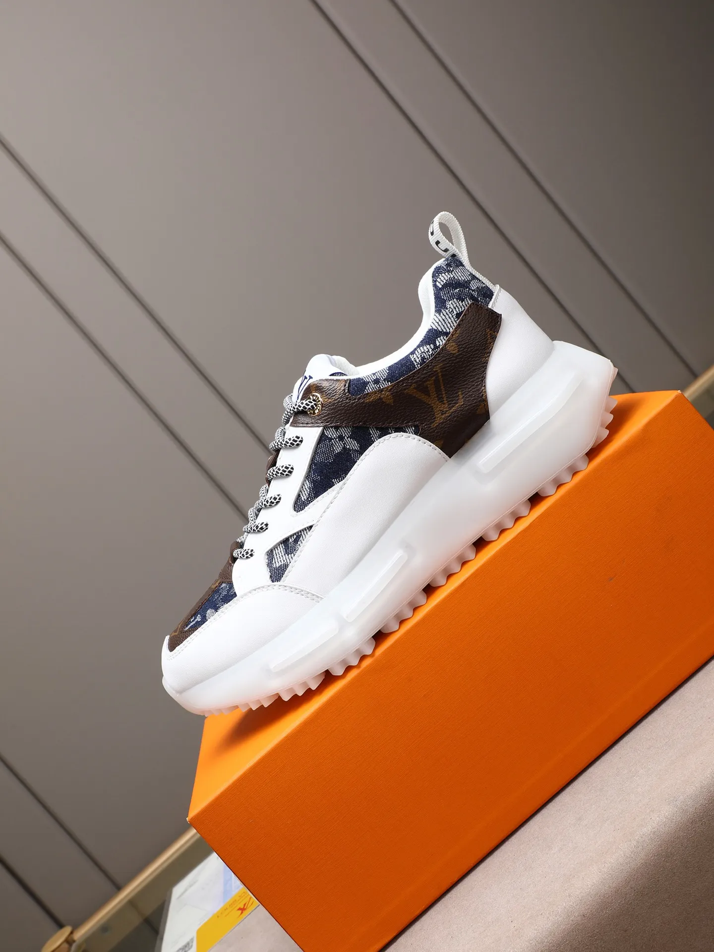 Men's shoes 💰460 [LV] Made of imported L special fabric spliced ​​with cowhide and comfortable mesh lining. Privately molded foam TPU outsole, super light and comfortable on the feet! Perfect last shape, generous and fashionable design, 4 colors available! Code number: 38–44 (45 customized